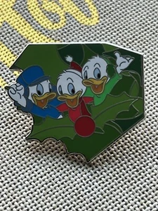 Neu 2022 Huey, Dewey und Louie Disney Adventskalender Kranz Pin LE 2220 - Bild 1 von 3