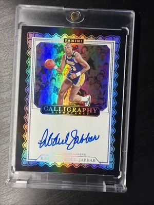 KAREEM ABDUL-JABBAR 2023-24 PANINI FIRMAS DE CALIGRAFÍA EN TARJETA AUTO Foto 1 de 3