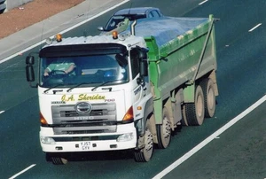 FARBFOTO: EIN SHERIDAN HINO 8 RAD KIPPER - YJ57 GYV - Bild 1 von 1