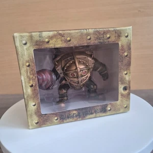 Bioshock Big Daddy Figura in Vinile 3" Cassa del Bottino Esclusiva - Foto 1 di 3