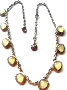 "Collar colgante de lágrima de piedra de resina negra Monet tono dorado cadena 18""" - Imagen 1 de 13