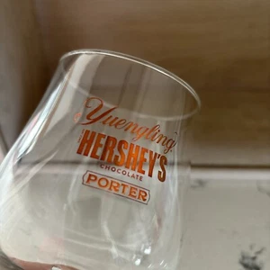 YUENGLING HHERSHEY'S CHOCOLATE PORTER STELO BIRRA VETRO LOGO BARRA ORO MANCAVE - Foto 1 di 3