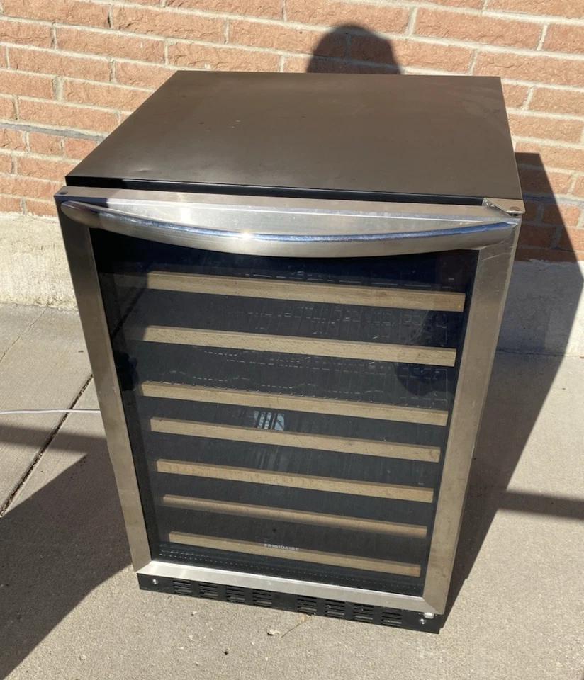 Enfriador de vino de 52 botellas Frigidaire Gallery FGWC52L3TS Foto 1 de 4