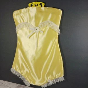 Vintage gelb Satin Dessous/Strumpfwaren Halter Handarbeit weiß Spitze Lamm Aufhänger 15" - Bild 1 von 7