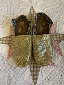 Toms Toddler sparkle glitter classic flats shoes yellow gold size Y 2.5 EUC - Picture 1 of 4