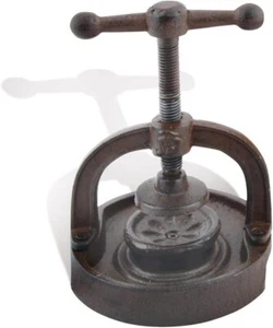 Esschert Design C3031 Nutcracker, Cast Iron, Brown, 13.8 x 13.7 x 16.6 cm - Picture 1 of 3