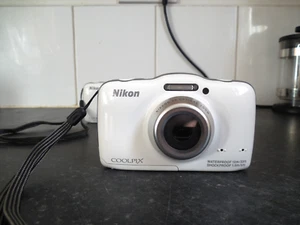 Nikon Coolpix S32 Digital Camera Waterproof Shockproof + 8GB - Picture 1 of 3
