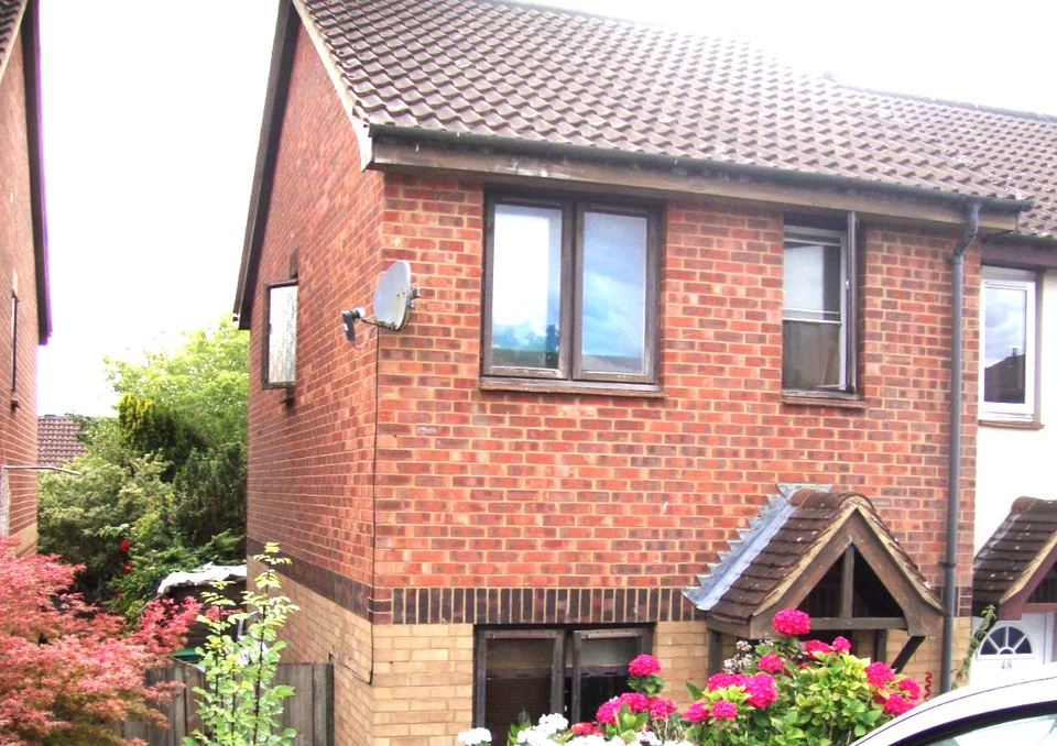 LUTON -E of Terr. House, Exc area  Approx  Val £250,000 Situation issue/read on - Image 1 of 1