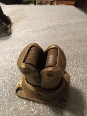 Antiguo atrapador de puerta de doble rodillo de latón, resistente  Foto 1 de 4