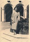1952 VENEZIA Donna elegante appoggiata alla fontana in piazza Fotografia