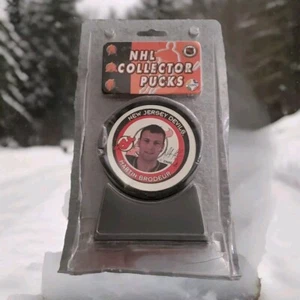 MARTIN BRODEUR VINTAGE PUCK WERKSEITIG VERSIEGELT NEU TRIKOT TEUFEL NHL SAMMLERPUCKS - Bild 1 von 13
