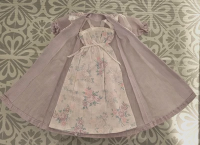 MUÑECA BARBIE VINTAGE 2 PIEZAS ROPA DE DORMIR VESTIDO DE NOCHE BATA LILA ROSA BLANCO Foto 1 de 4