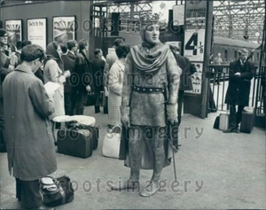 1966 Norman Knight in Mail Armor Charring Cross Station England Press Photo - Picture 1 of 2