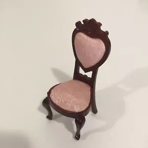 Sedia vintage casa delle bambole miniature 1:12 legno mogano intagliato rosa raso cuore - Foto 1 di 8