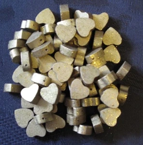 (0,09€/St.) 70x Streudeko Holz Herz Tischdeko goldfarben Dekoherzen Streuteile - Bild 1 von 1
