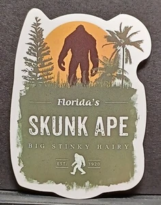 Calcomanía adhesiva Bigfoot/Sasquatch Florida's Skunk Ape. 2"×1.5" - Imagen 1 de 4