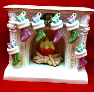 Lenox "Cozy Christmas Memories" Fireplace and 6 Stockings 821620 - Picture 1 of 7