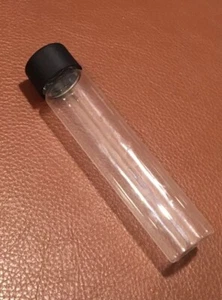 Barattolo esemplare lungo 4”, diametro esterno circa 1” tubo vetro, coperchio avvitabile in plastica - Foto 1 di 6