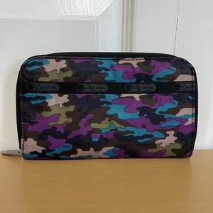 Portafoglio LeSportsac viola mimetico con cerniera - Foto 1 di 9