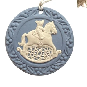 Wedgwood Jasperware Schaukelpferd 1995 Annual Christmas Collectible Ornament - Bild 1 von 3