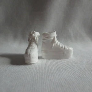 NEW Barbie Yara Shahidi Shero Doll White Hi-Top Sneakers ~ Flat Feet Shoes - Imagen 1 de 2