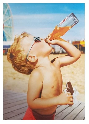 Tarjeta de felicitación de cumpleaños - niño bebiendo refrescos Foto 1 de 2