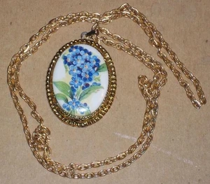 VINTAGE GOLD TONE NECKLACE, PORCELAIN/CERAMIC PENDANT WITH PAINTED BLUE FLOWERS - Picture 1 of 3