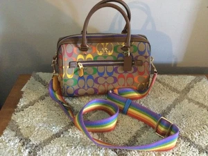 Bolso Cartera Coach Rowan Arco Iris Signature Estampado Orgullo Usado en Excelente Condición Usado Una Vez - Imagen 1 de 7