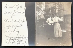 Two women posing in the front of a house (1907) - Vintage RPPC - Picture 1 of 2