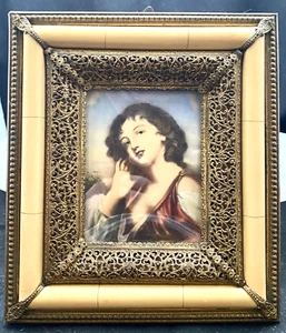 ANTICO QUADRO MINIATURA DAMA RITRATTO OTTONE/AVORIO INCORNICIATO, FIRMATO c1910 - Foto 1 di 5