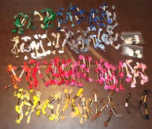 GRANDE ENORME LOTTO MISTO DI 100+ MATASSINE DMC DI FILO FILO FILO FILO DA RICAMO MOLTI COLORI - Foto 1 di 10