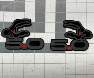 Red Eye COYOTE 5.0 Emblem Badges Matte On Black Fender Angry Aggressive Racing - Foto 1 di 5