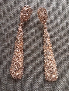 Orecchini pendenti tono oro rosa testurizzato, traforati, 3" - Foto 1 di 5