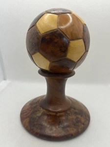 Adorno de fútbol de madera sobre soporte regalo - Imagen 1 de 7