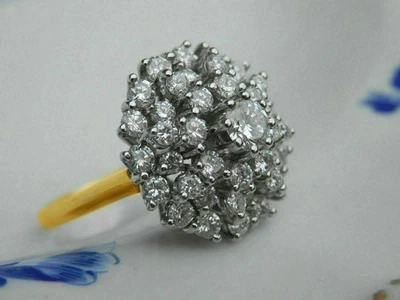 Alianza de compromiso con racimo de diamantes creada en laboratorio de 1,7 quilates acabado en oro amarillo de 14 k Foto 1 de 4