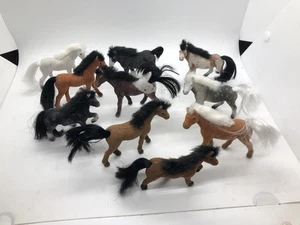 Figurine cavallo floccato lotto di 10 assortite alte circa 3 pollici - Foto 1 di 6