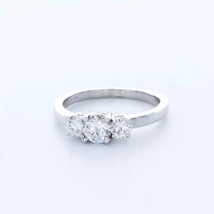 Anillo de compromiso de 3 piedras clásico de oro de 14 quilates de 1,31 quilates diamante redondo cultivado en laboratorio D VS1 - Imagen 1 de 18