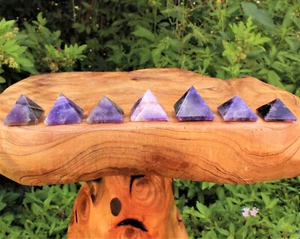 Amethyst Pyramide 1" - 1,25" (25-30 mm Natur Edelstein Pyramide Kristall Heilung) - Bild 1 von 6
