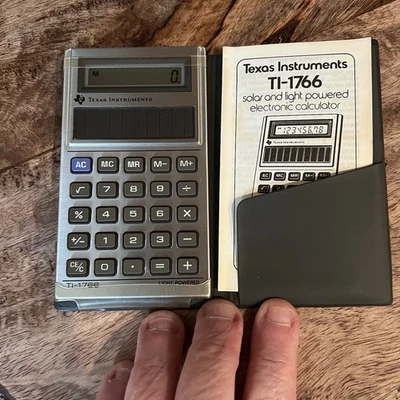 Calculadora de bolsillo solar Texas Instruments TI-1766 de colección con estuche y manual Foto 1 de 4