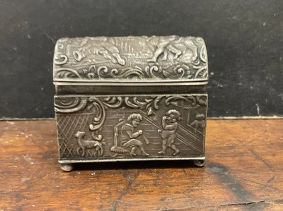 "Pequeña caja antigua alemana de 2"" con patas de plata esterlina 930 para escena de reposo en el pecho" Foto 1 de 4
