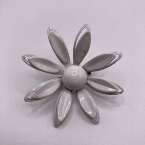 Vintage weiße Emaille Gänseblümchen Blume Brosche 2" - Bild 1 von 6