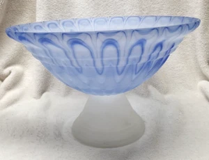 Cuenco grande de vidrio artístico con remolino de plumas tiradas azules y blancas con pedestal esmerilado - Imagen 1 de 5