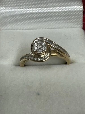 10k Gold Ring With A Round Cluster Of Small Diamonds And Some On Each Side - Image 1 of 4