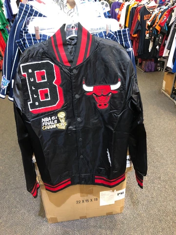 CHICAGO BULLS   SATIN JACKET  PRO - STANDARD   MENS   BIG LOGO BLACK /RED Cover