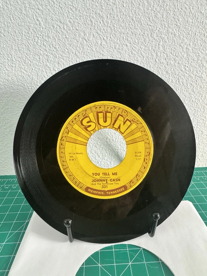 Lot of 5 Classic 45s Johnny Cash, Cher, Kenny Loggins, Shangri-Las, Dark Shadows Foto 1 de 4