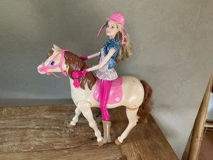 Mattel Barbie Reiterin plus Pferd mit Lauffunktion 2013 - Bild 1 von 2