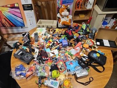 Lote mixto de juguetes vintage años 80, 90 figuras de acción armas accesorios piezas Foto 1 de 4