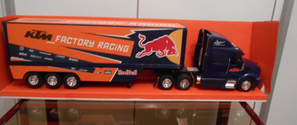 NEW RAY 1/32 - PETERBILT KTM  FACTORY RACING-10693 - Immagine 1 di 2