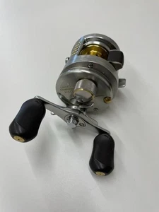 Carrete de baitcasting para mano izquierda Shimano Calcutta Conquest 101DC Japón funcionamiento suave - Imagen 1 de 10