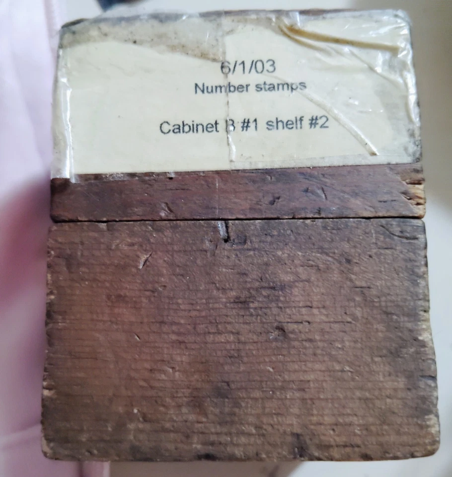 Caja vintage años 90 almacenando un conjunto de sellos numéricos. 0-9 Foto 1 de 4